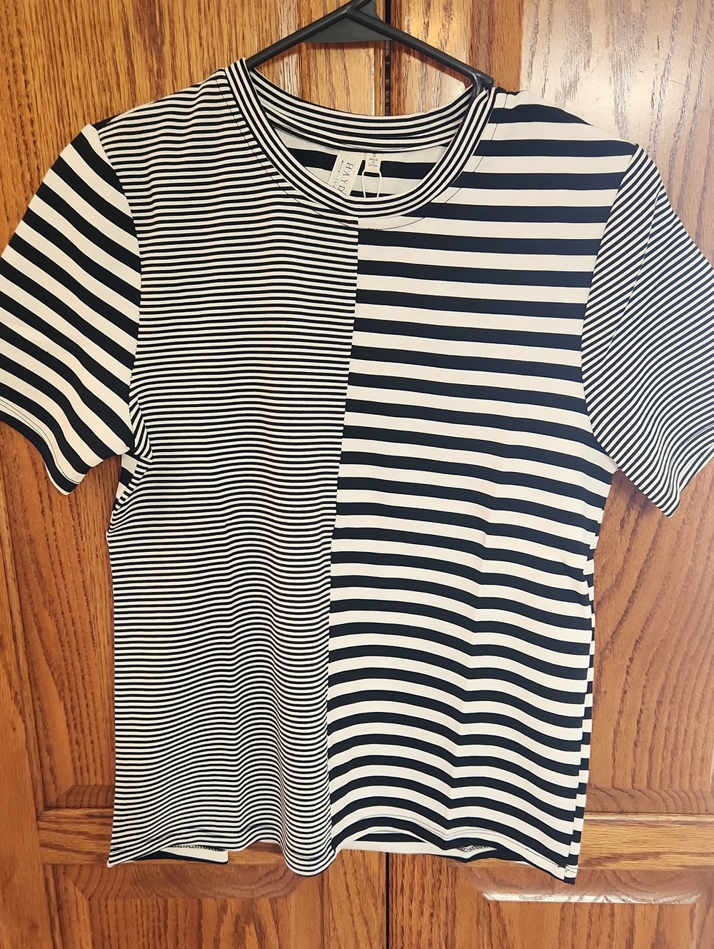 Hayden Los Angeles Short Sleeve Knit Contrast Stripe Tee Small